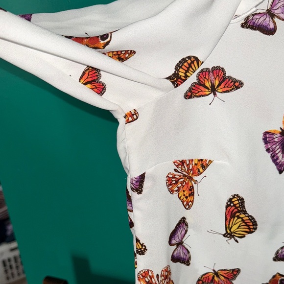 🦋👐🦋👐🌹🌸New York & Company White Blouse with Butterfly Print - Picture 7 of 11